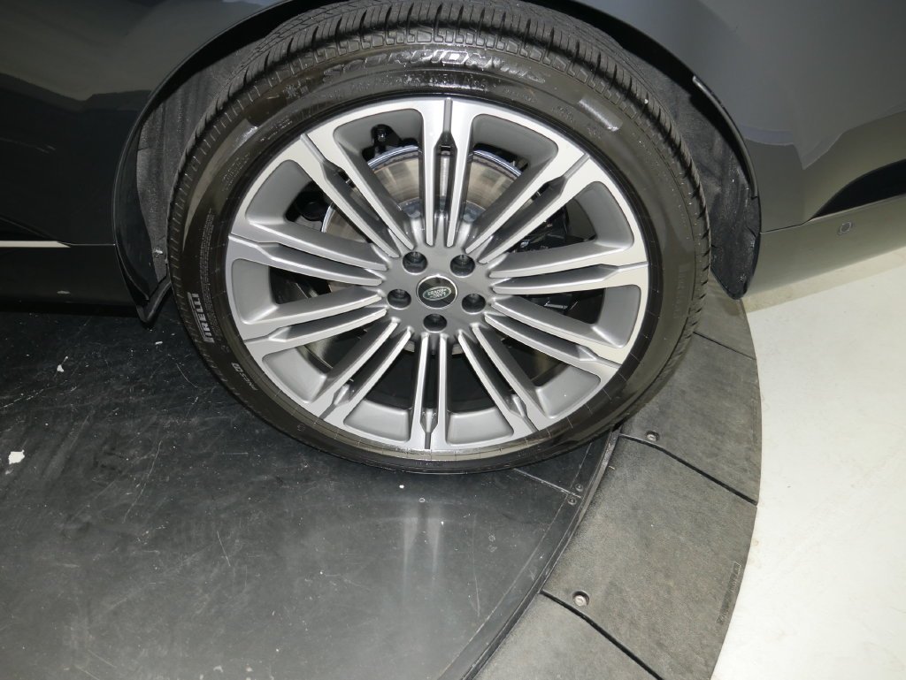Used 2025  Land Rover Autobiography image 11