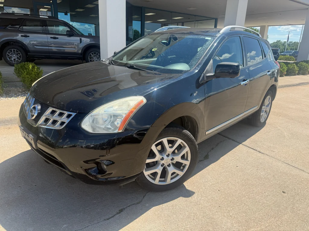 Used 2012 Super Black Nissan SL image 4