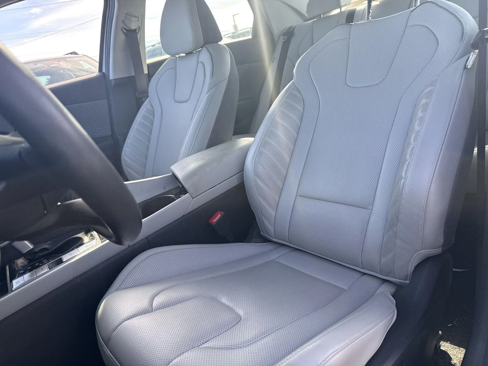 Used 2024 Fluid Metal Hyundai Limited image 8
