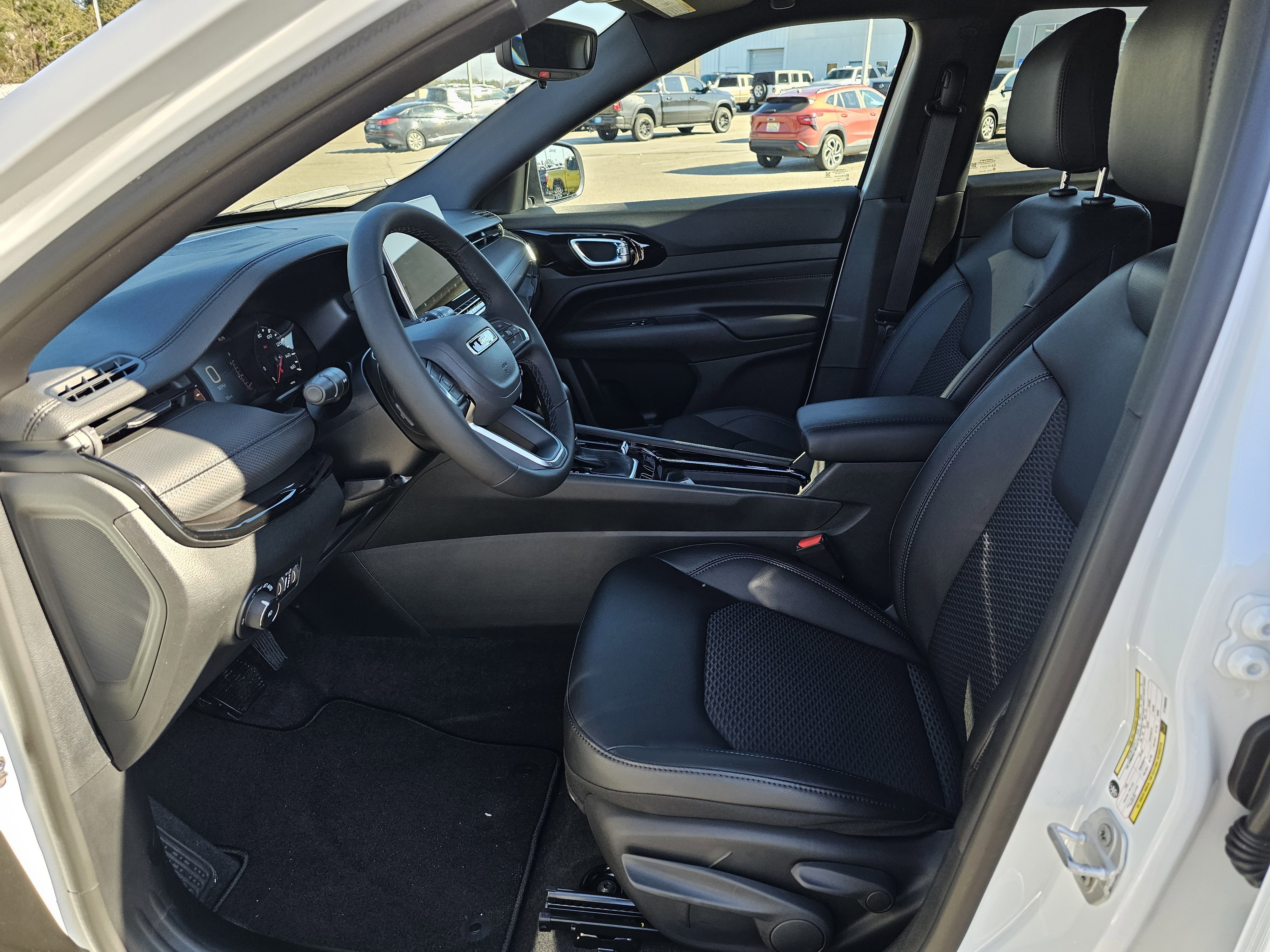 New 2026 Bright White Clearcoat Jeep Latitude Altitude image 17
