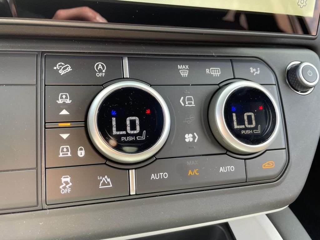 New 2026 Santorini Black Land Rover X-Dynamic SE image 31