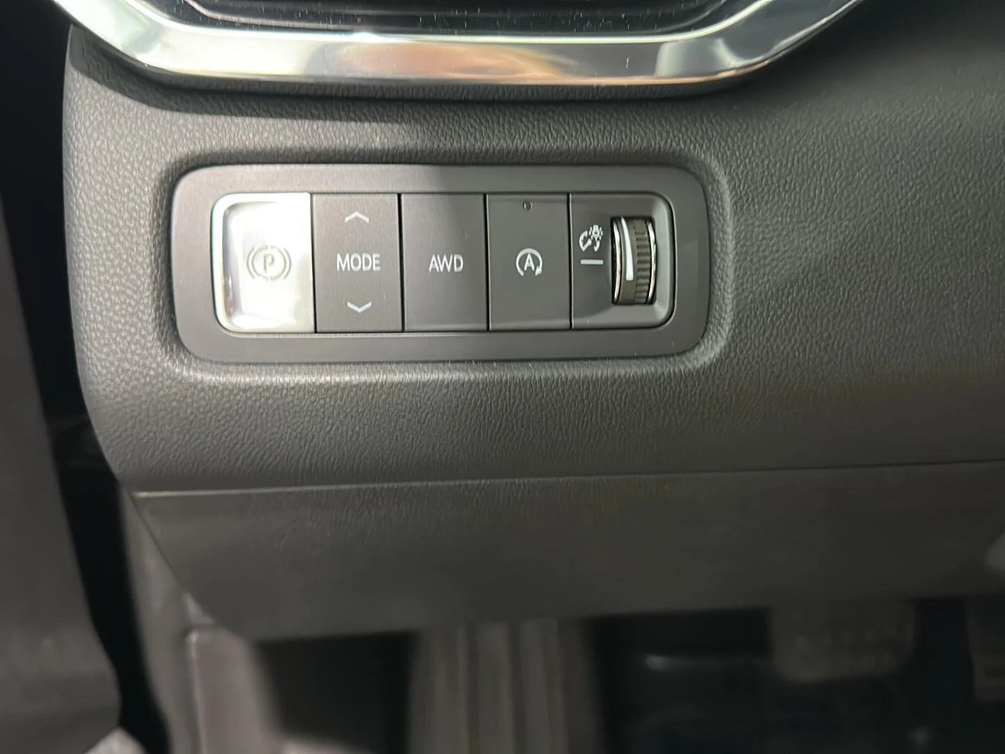 Used 2025 Ebony Twilight Metallic GMC Elevation image 17