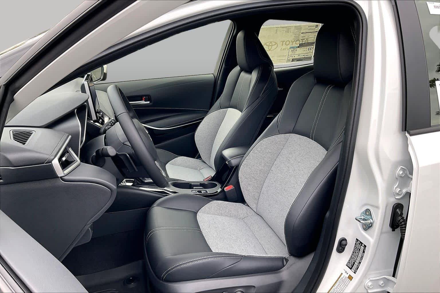 New 2026 Wind Chill Pearl/Midnight Black Metallic Toyota XSE image 9