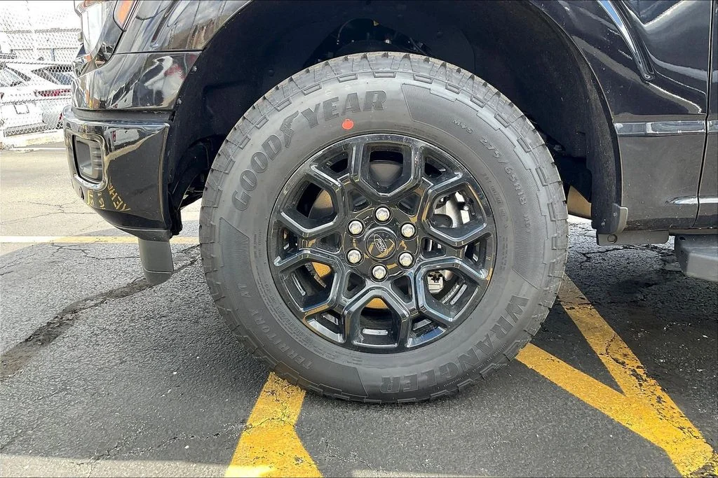 New 2026 Agate Black Metallic Ford XLT image 4