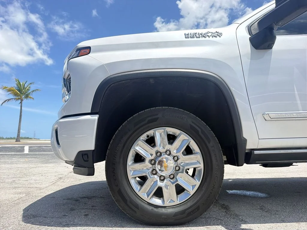 Used 2024 Beige Chevrolet High Country image 40