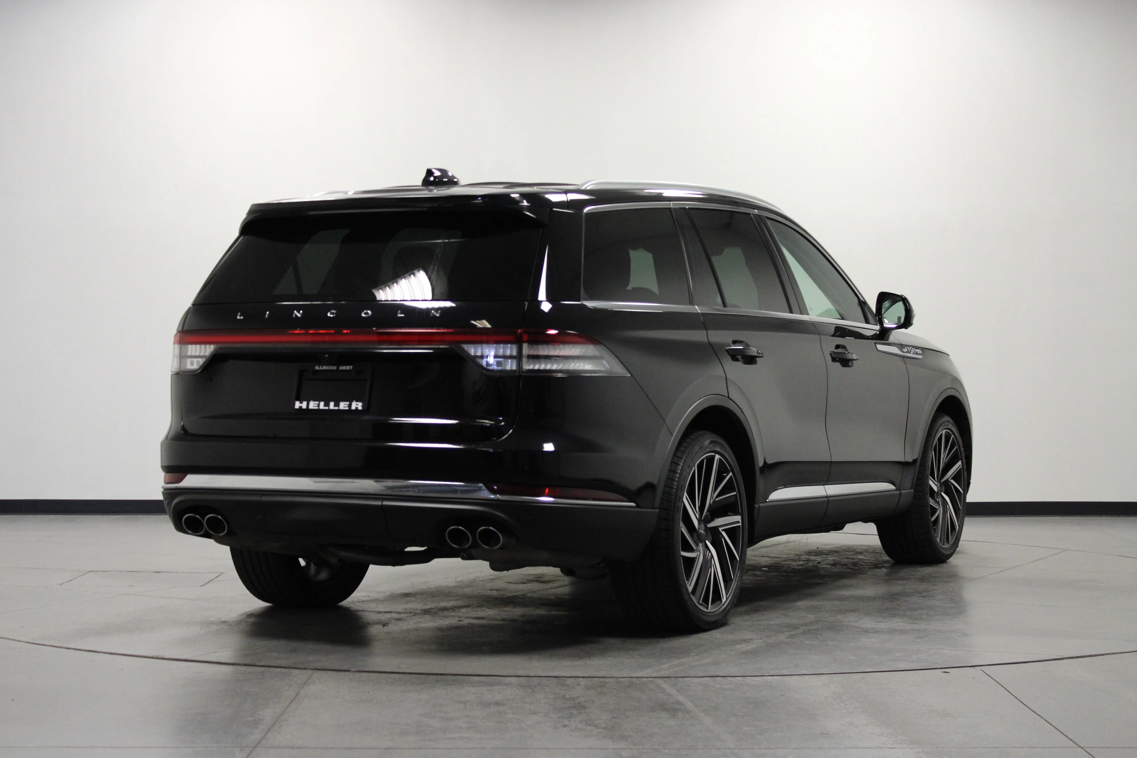Used 2025 Infinite Black Metallic Clearcoat Lincoln Reserve image 4