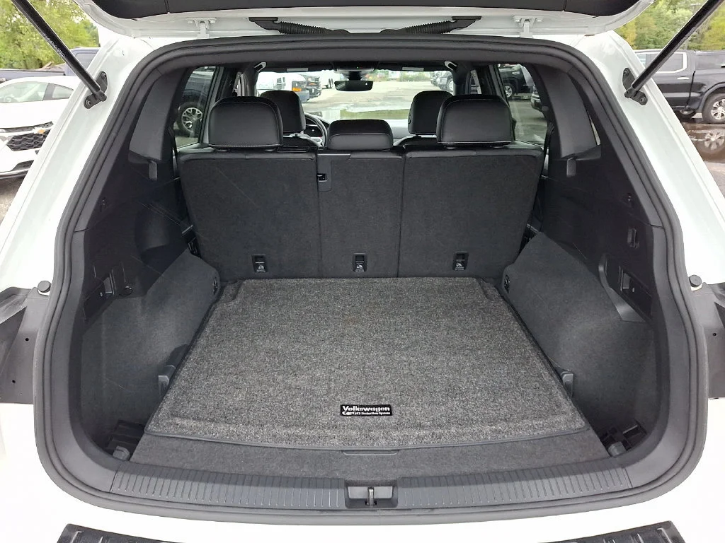 Used 2023  Volkswagen SE R-Line Black image 31
