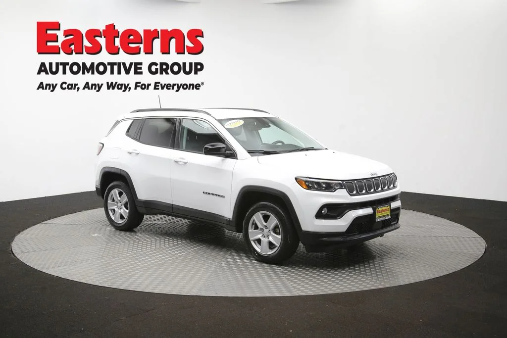 Used 2022 White Jeep Latitude image 48
