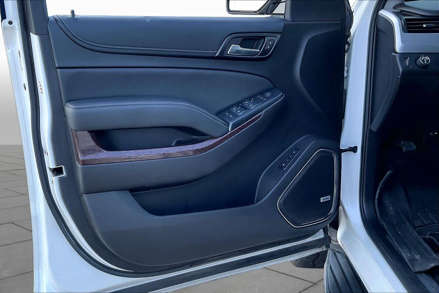 Used 2017 White Frost Tricoat GMC SLT image 20