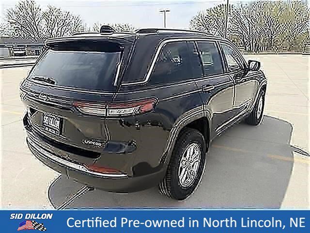 Used 2023 Diamond Black Crystal Pearlcoat Jeep Laredo image 8