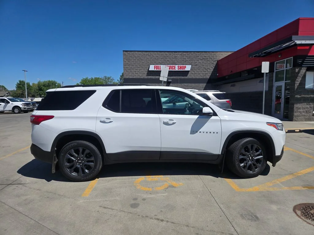 Used 2021  GMC SLE image 3