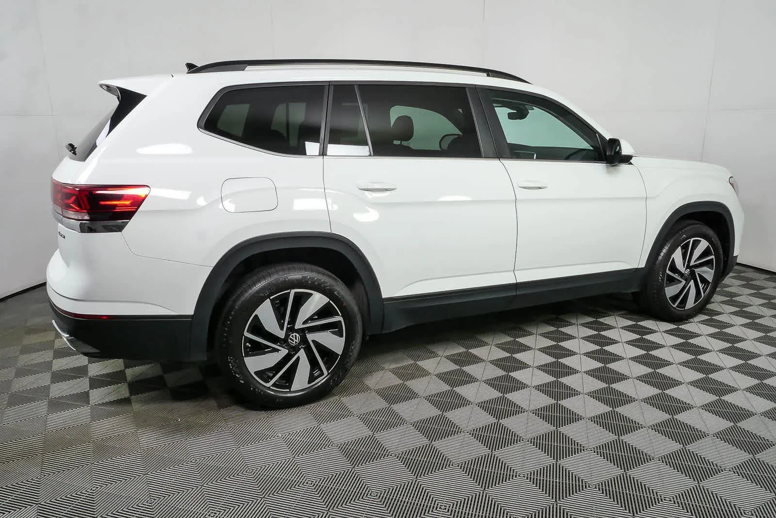 Certified Used 2025  VOLKSWAGEN SE image 2