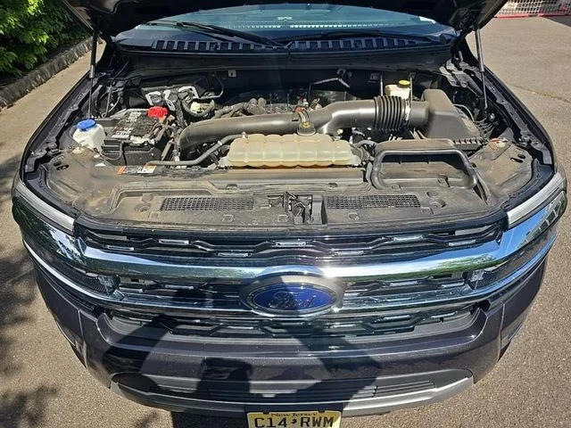 Used 2022  Ford Limited image 3