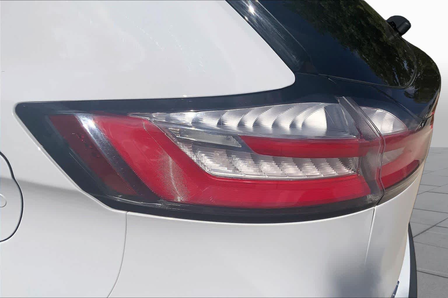Used 2022 Oxford White Ford SEL image 28