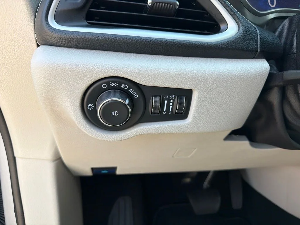 Used 2023 Silver Chrysler Touring L image 8