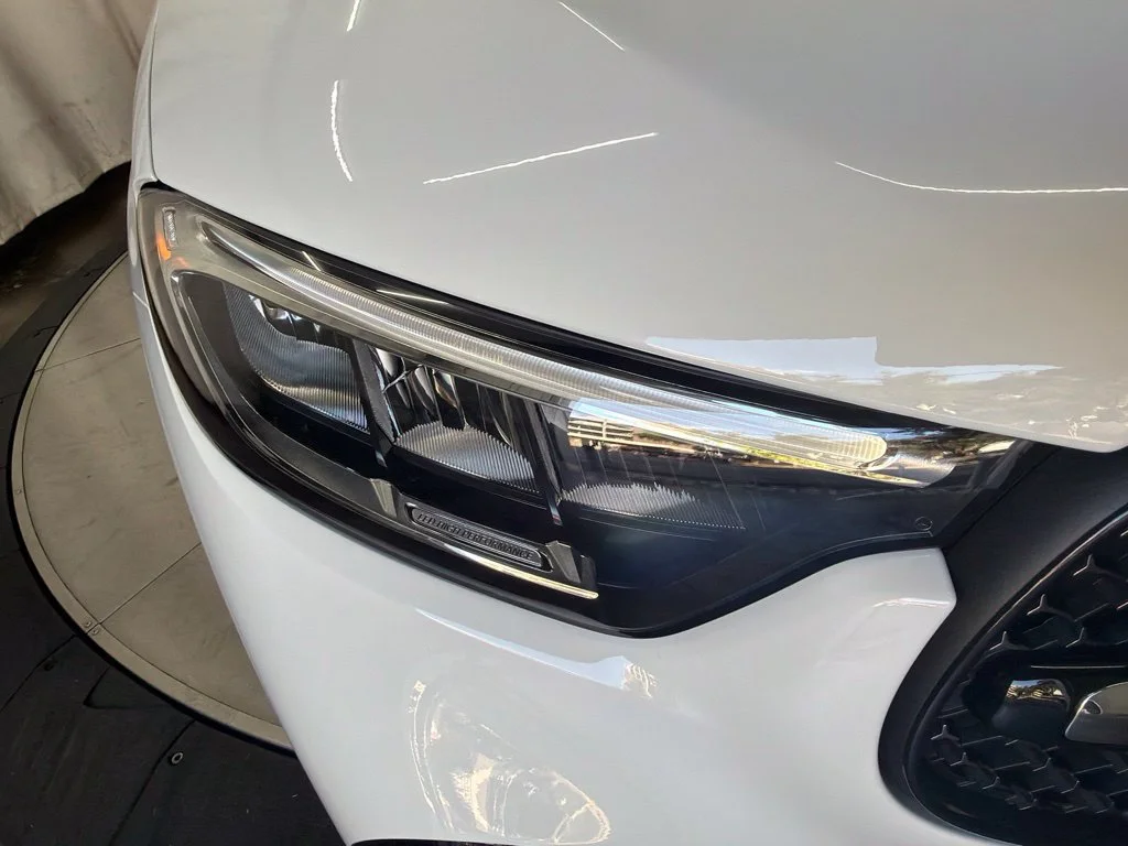 New 2027 White Mercedes-Benz GLC 300 image 10