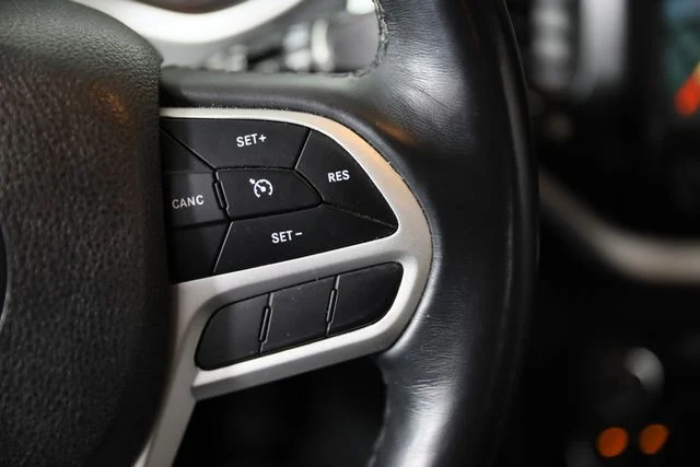 Used 2018 Gray Jeep Latitude Plus image 7
