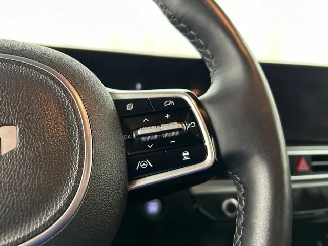 Used 2025  Kia EX image 10