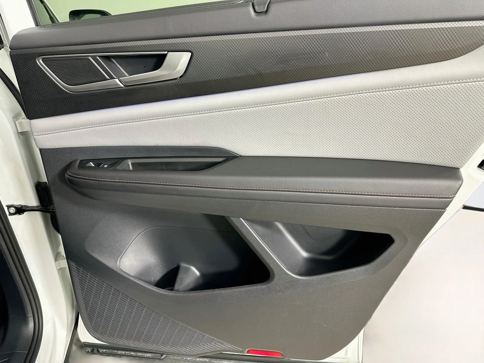 Used 2025  Volkswagen  image 41