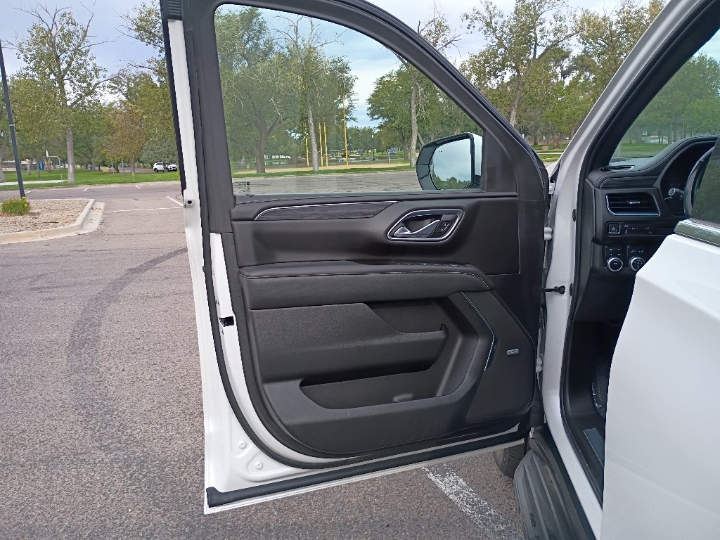Used 2021 White Frost Tricoat GMC SLT image 23