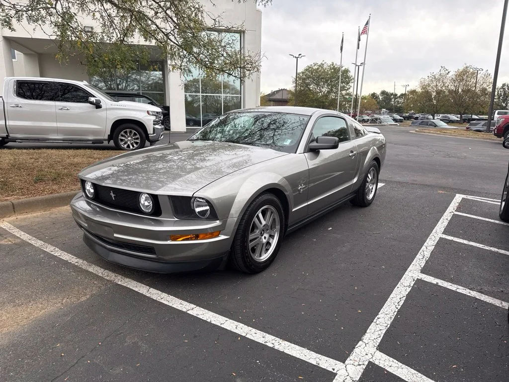 Used 2009 Gray Ford V6 image 2