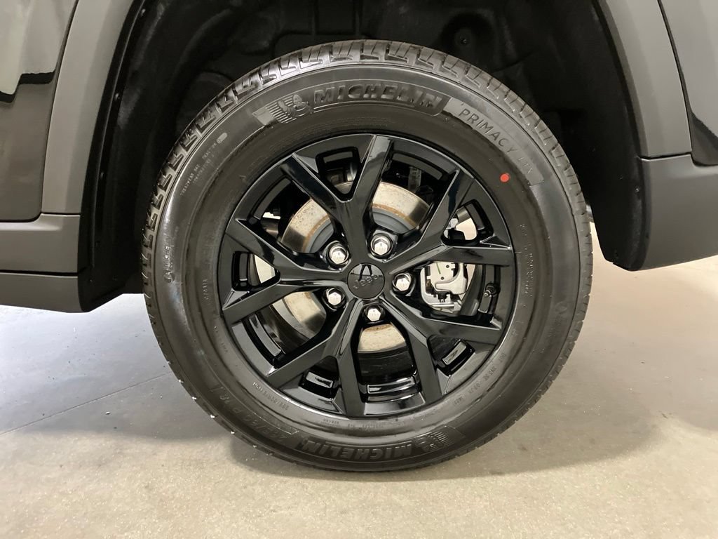 New 2026 Diamond Black Crystal Pearl-Coat Exterior Paint Jeep Laredo Altitude image 29