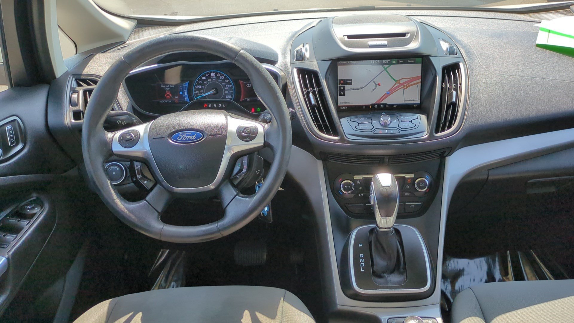 Used 2015 White Platinum Clearcoat Metallic Ford SE image 26