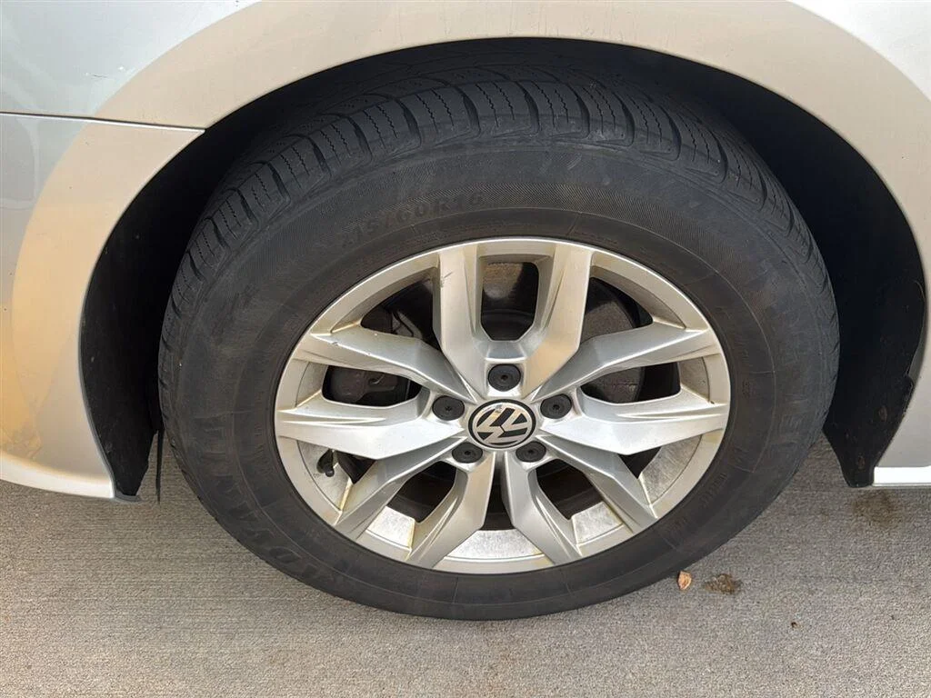 Used 2016  Volkswagen 1.8T S image 5