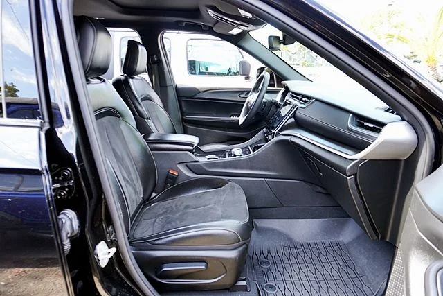Used 2023 Black Jeep Altitude X image 10