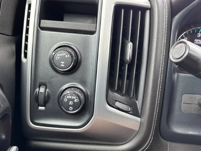 Used 2018 Silver GMC SLT image 17