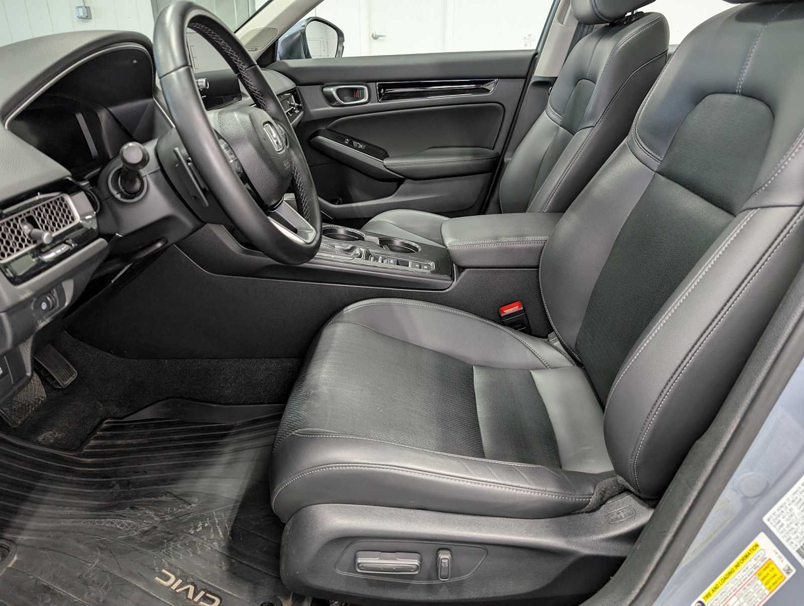 Used 2024 Sonic Gray Pearl Honda Touring image 4
