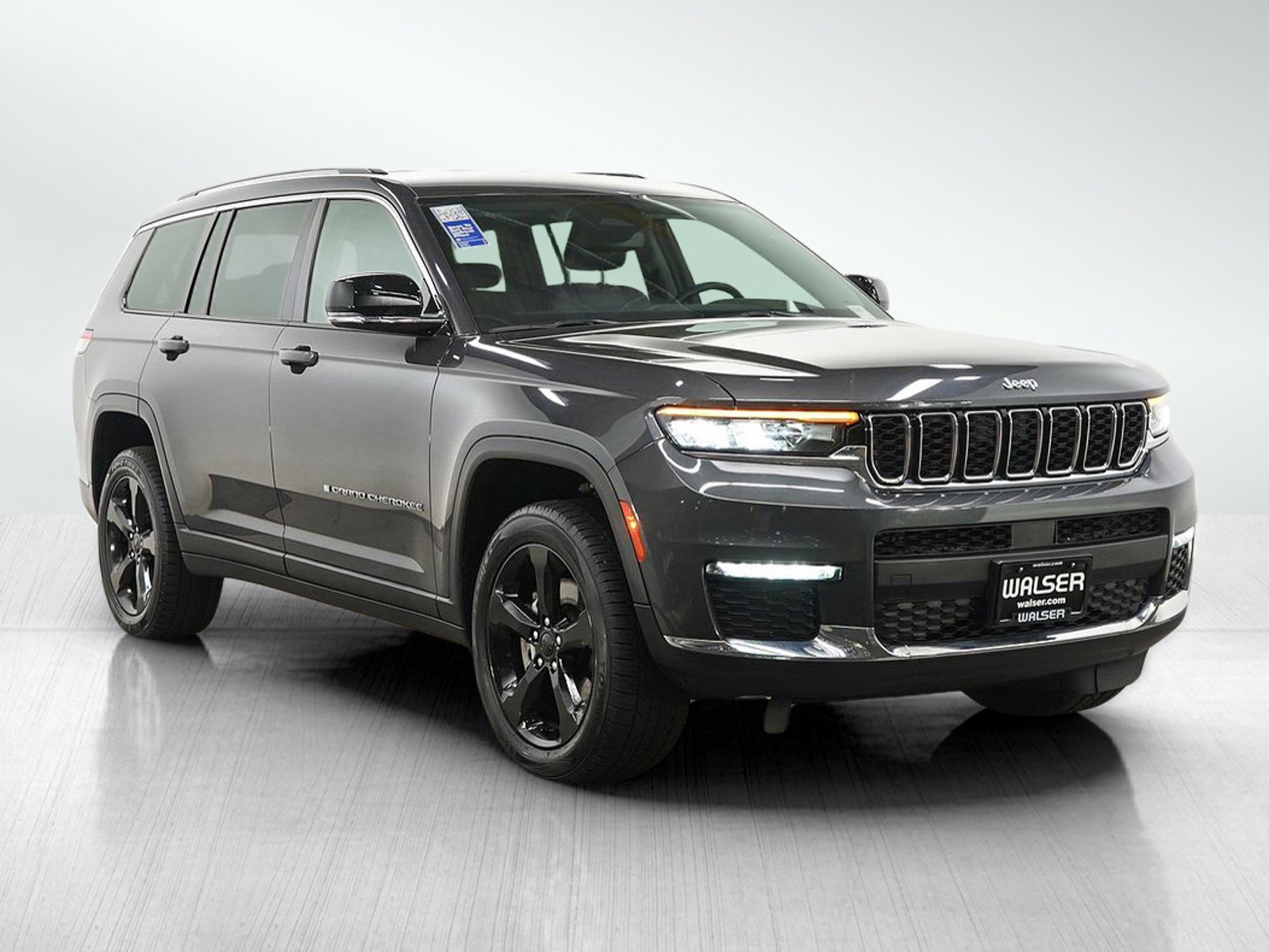 Used 2022  Jeep Limited image 7