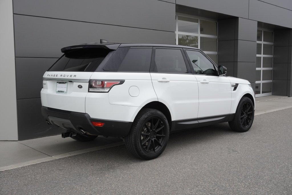 Used 2017 White Land Rover SE image 4