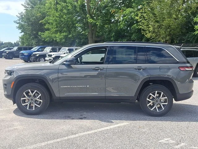 New 2027 Gray Jeep Laredo X image 4