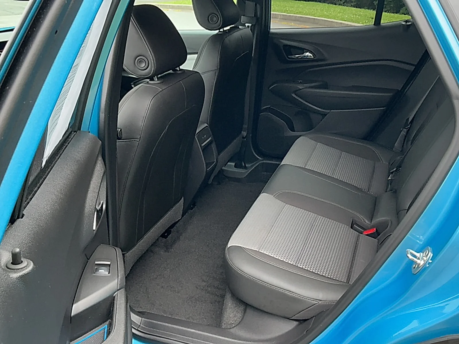 Used 2025 Marina Blue Metallic Chevrolet FWD LT image 13