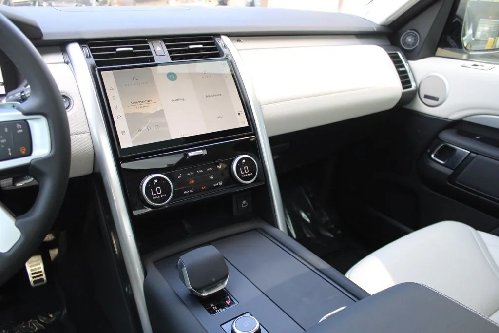Certified Used 2025  Land Rover Dynamic SE image 22