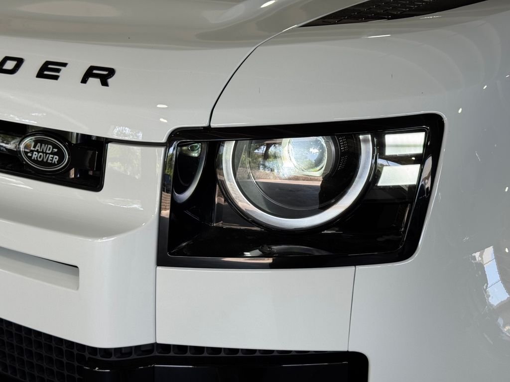 New 2026 Fuji White Land Rover V8 image 4