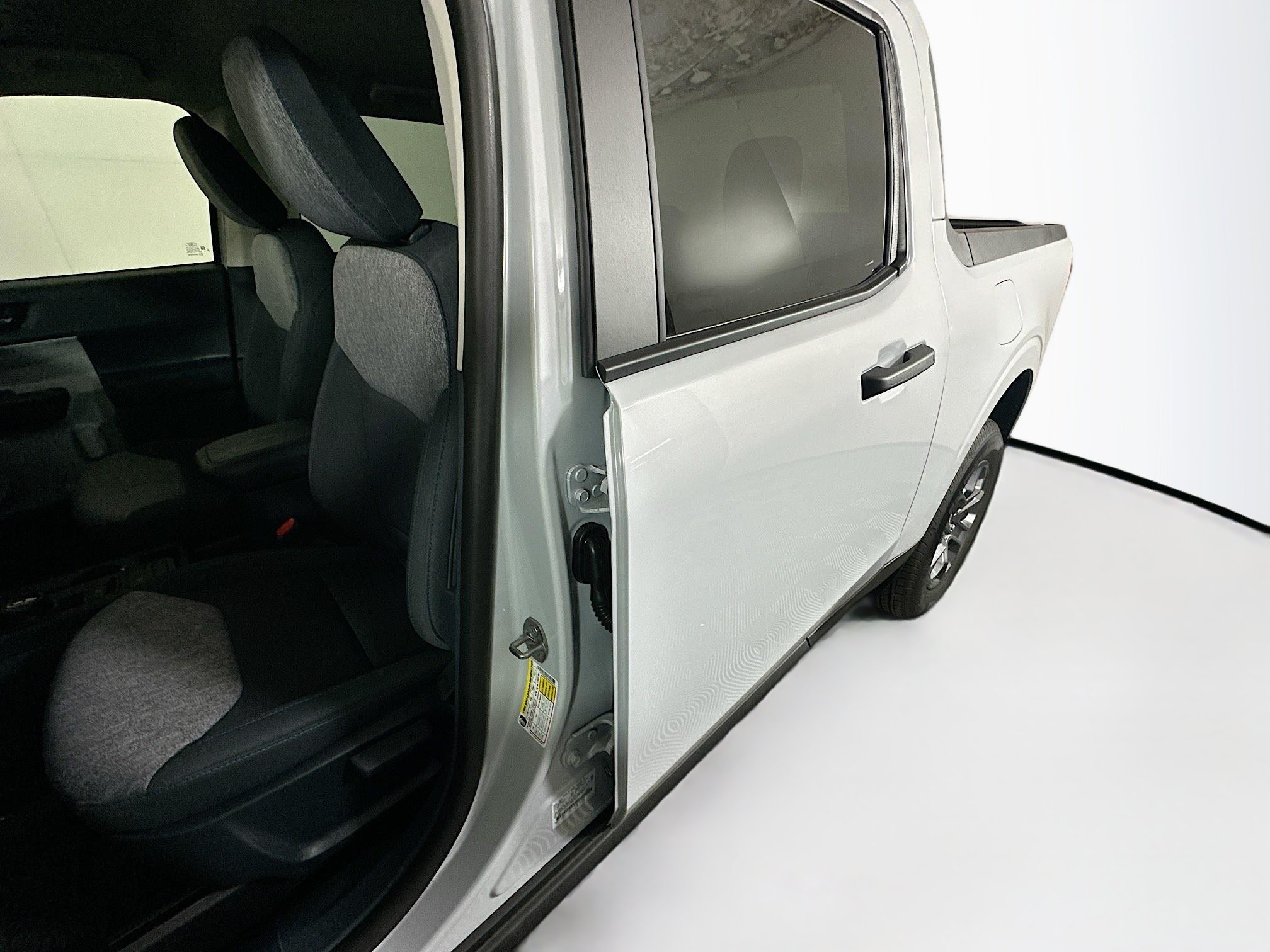 Used 2025 White Metallic Ford XLT image 12