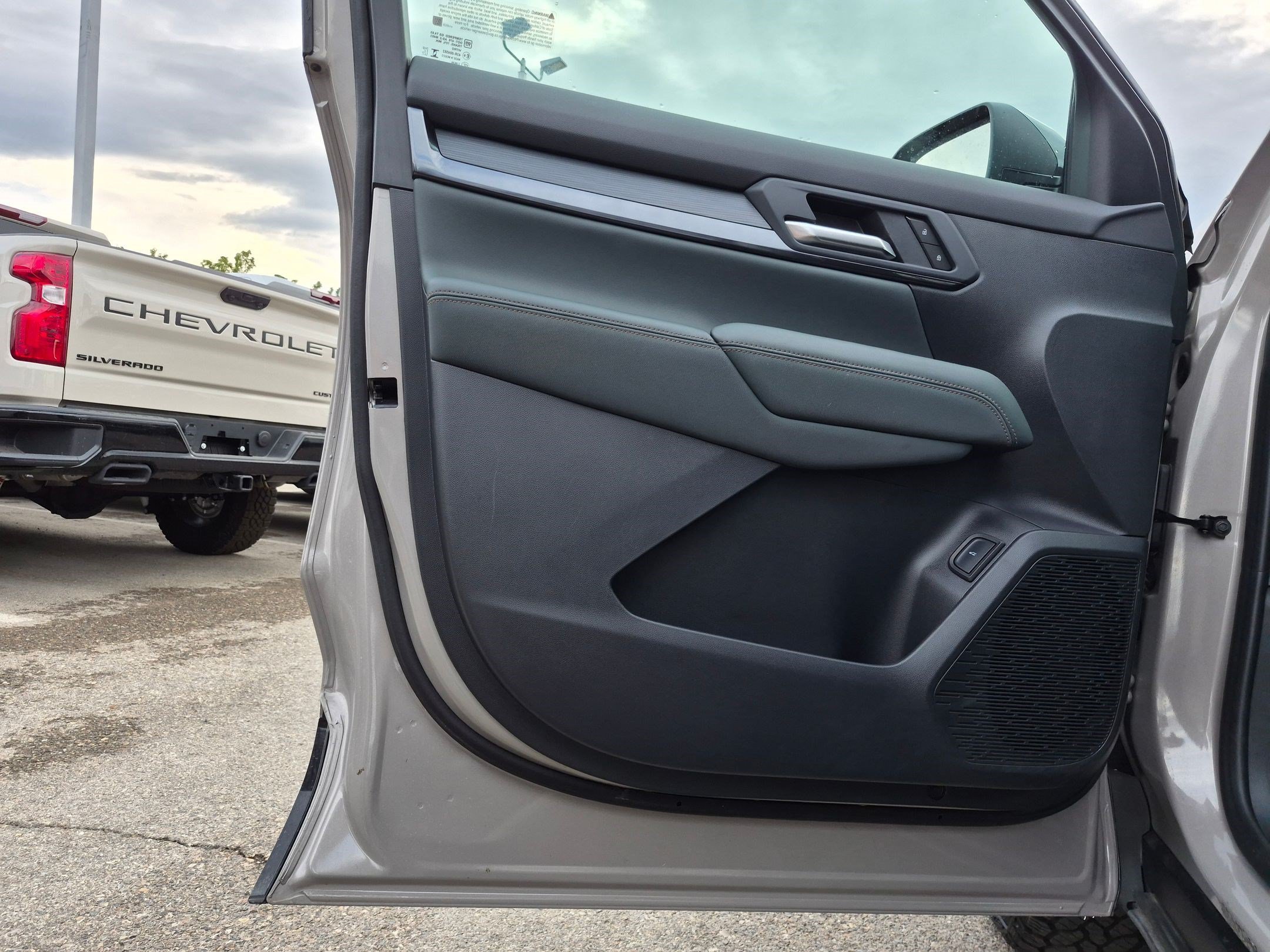 Used 2026 Riverstone Metallic GMC AWD AT4 image 12