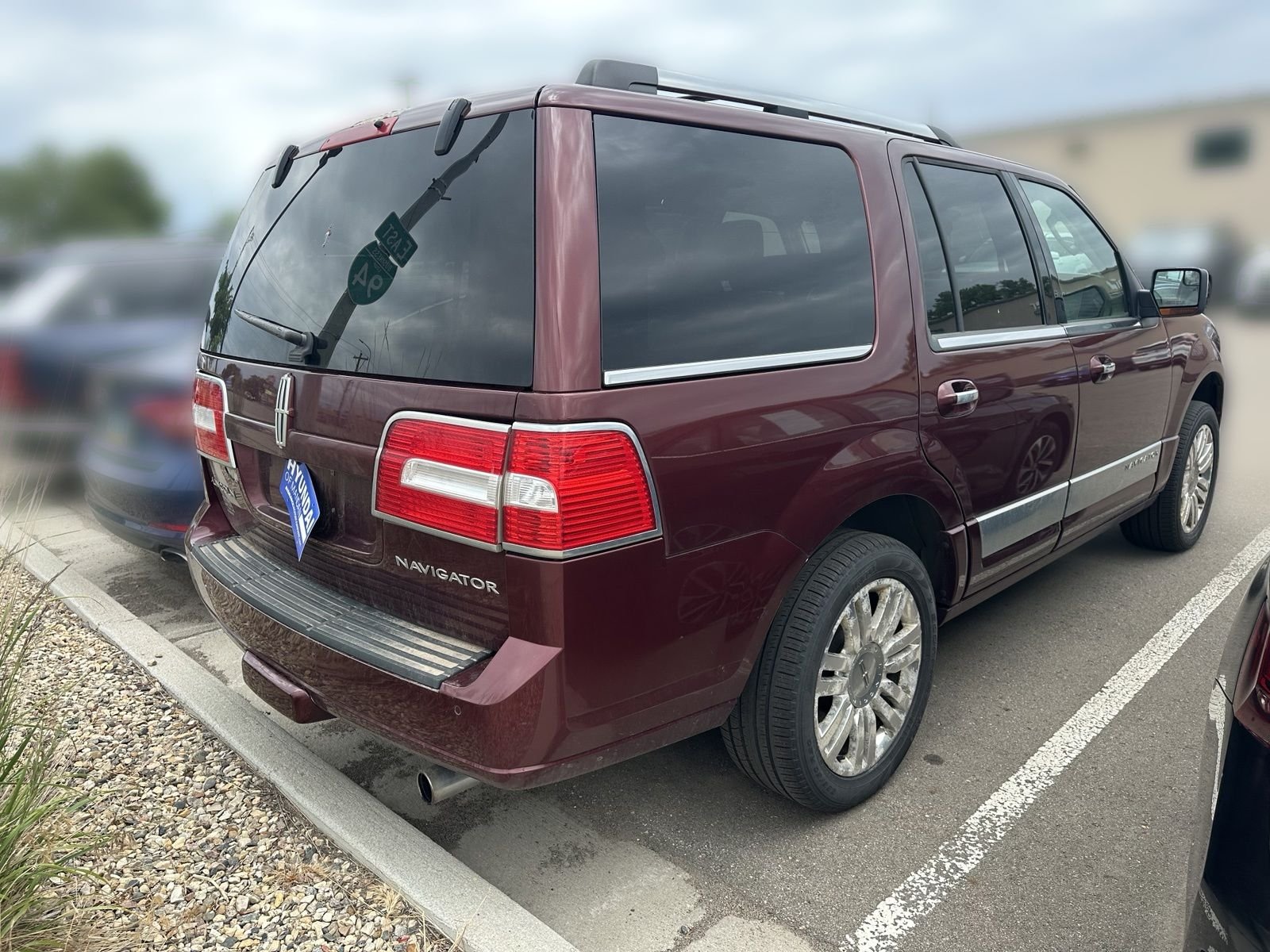 Used 2012 Red Lincoln Base image 3