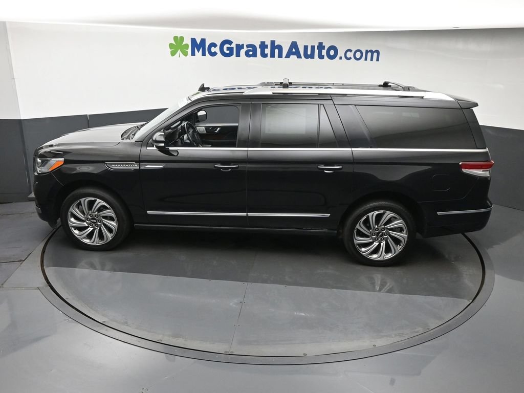 Used 2023 Black Lincoln Reserve image 27