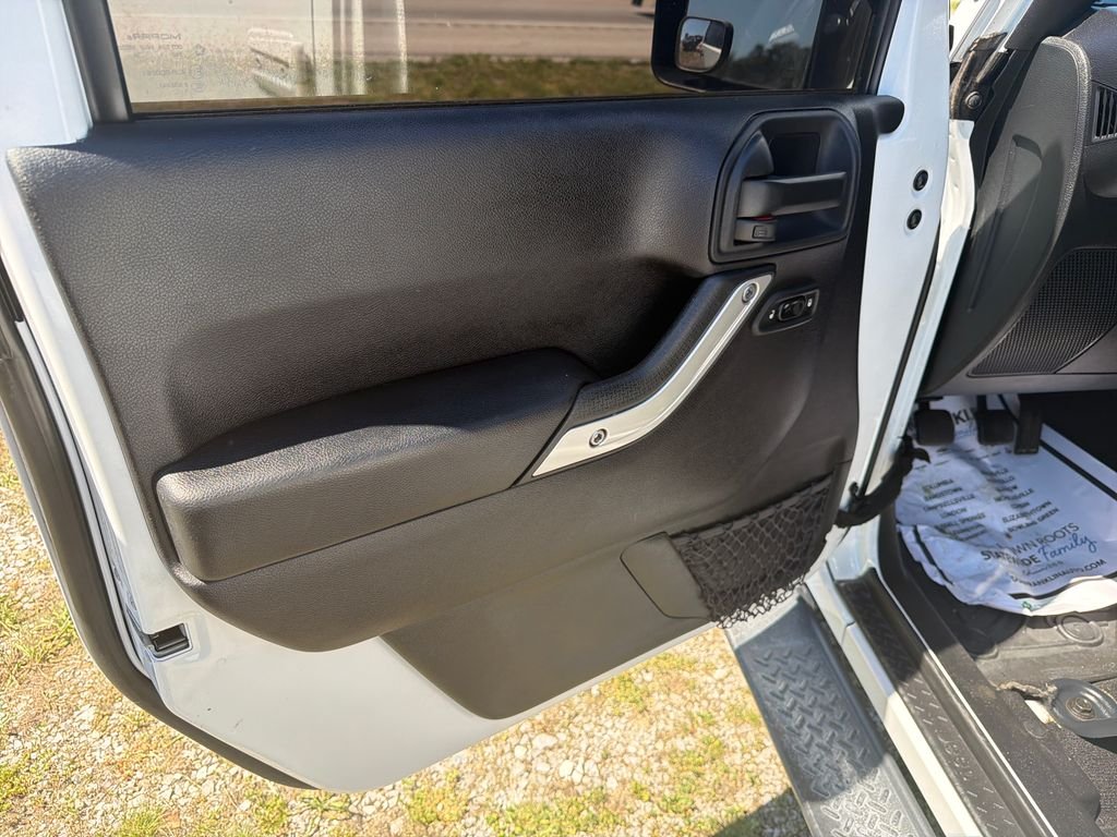 Used 2016 White Jeep Unlimited Sahara image 10