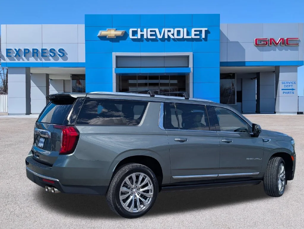 Used 2023 Green GMC Denali image 3
