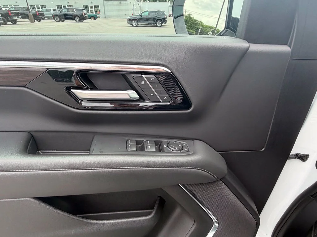 Used 2025 Summit White Chevrolet LT image 33