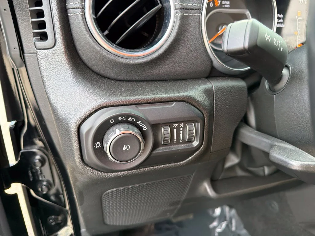 Used 2022 Black Jeep Unlimited Sahara image 31