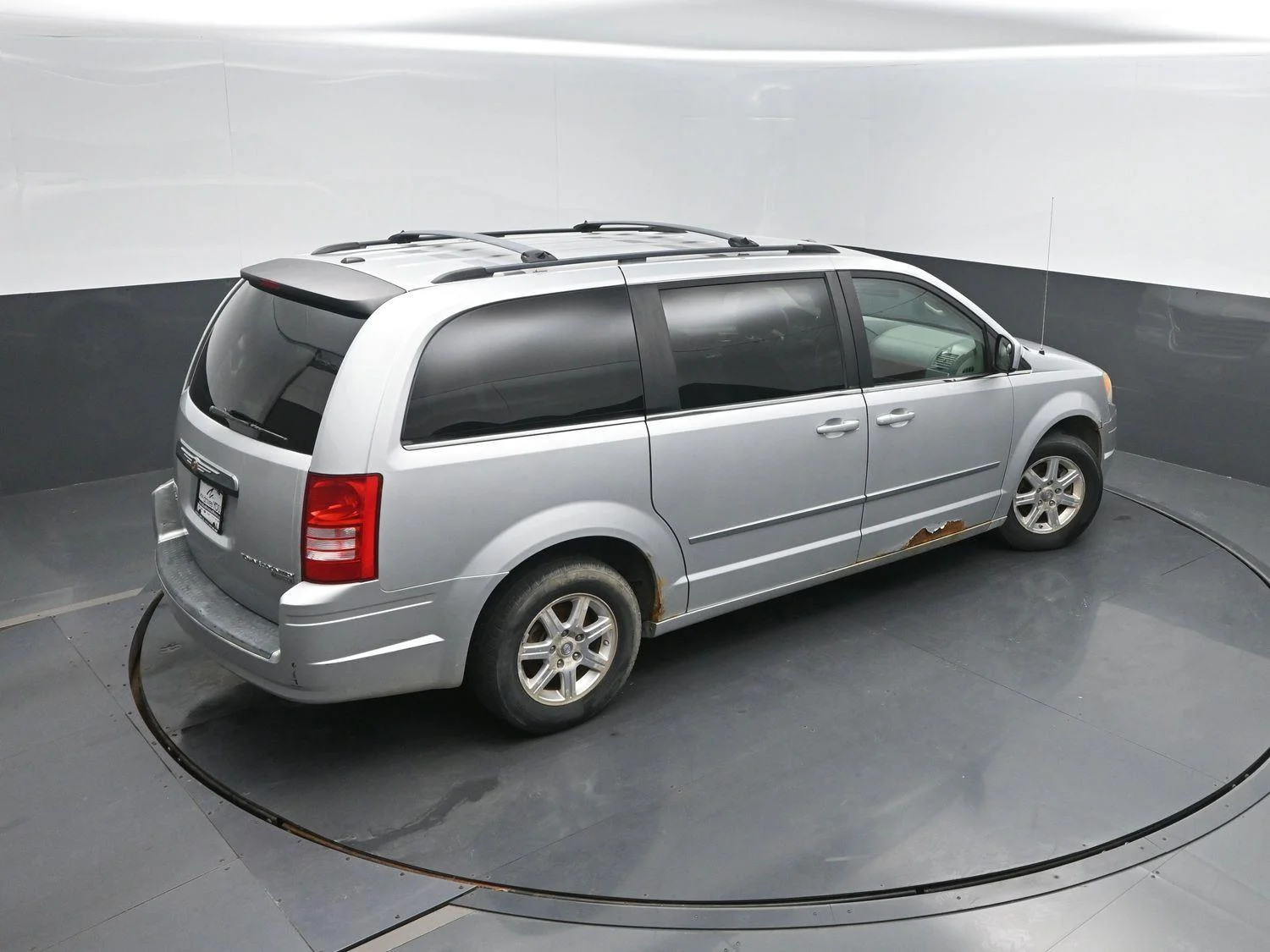 Used 2009 Bright Silver Metallic Chrysler Touring image 36