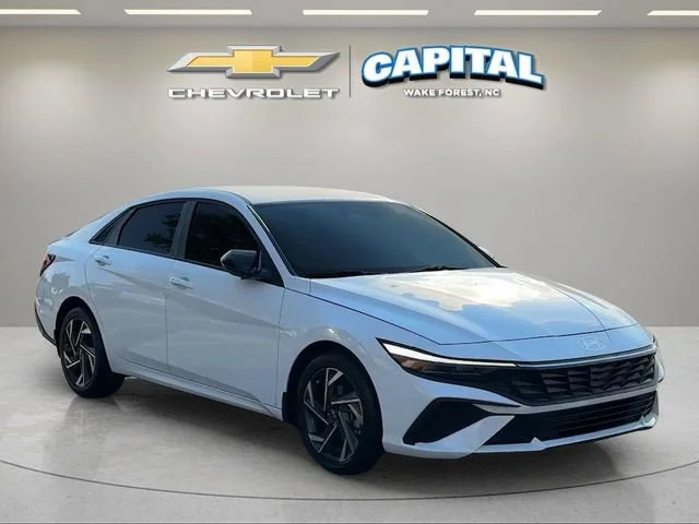 Used 2025 White Hyundai SEL Sport image 7