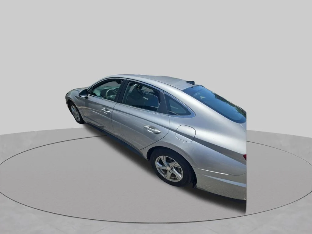 Used 2021 Silver Hyundai SE image 9