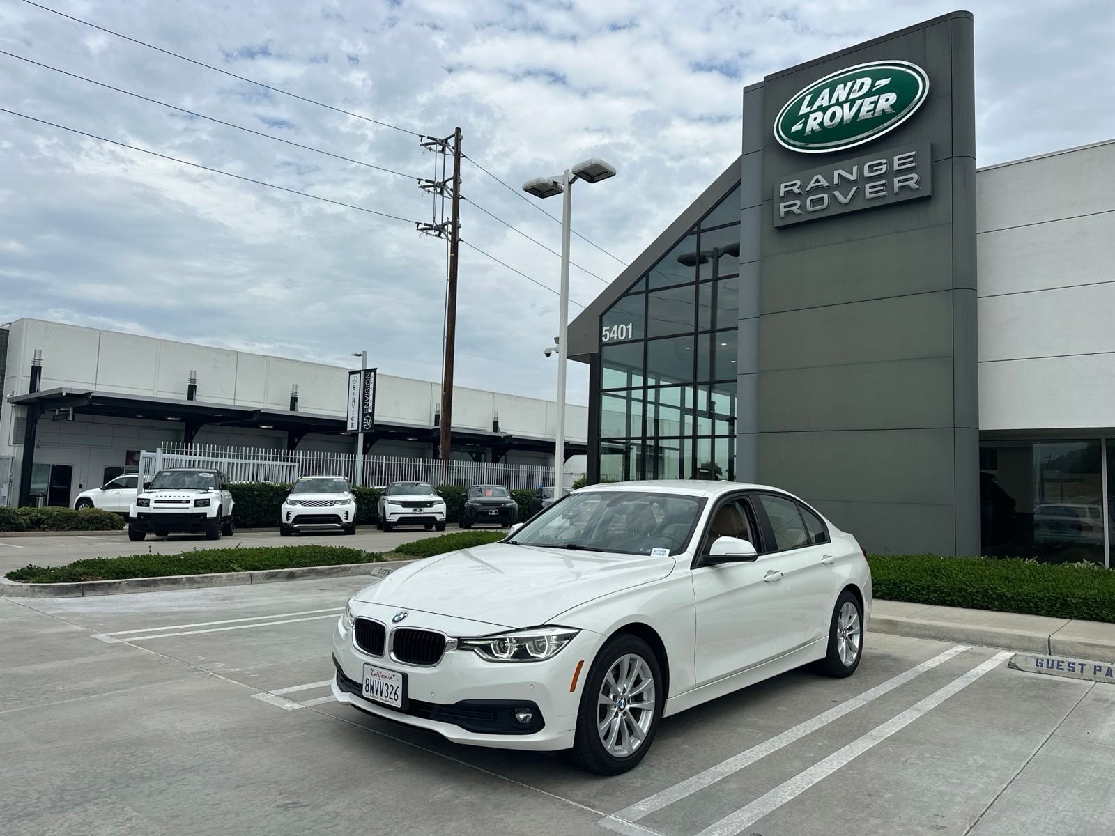 Used 2018 Alpine White BMW 320i image 1
