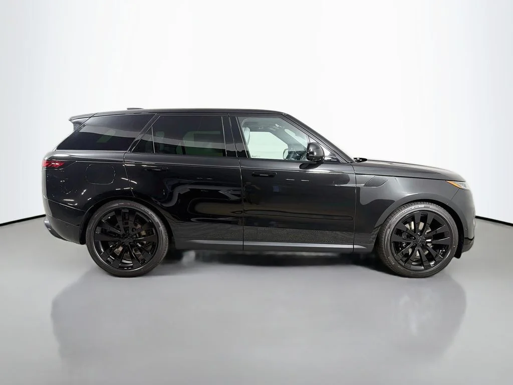 New 2026 Santorini Black Land Rover SE image 4